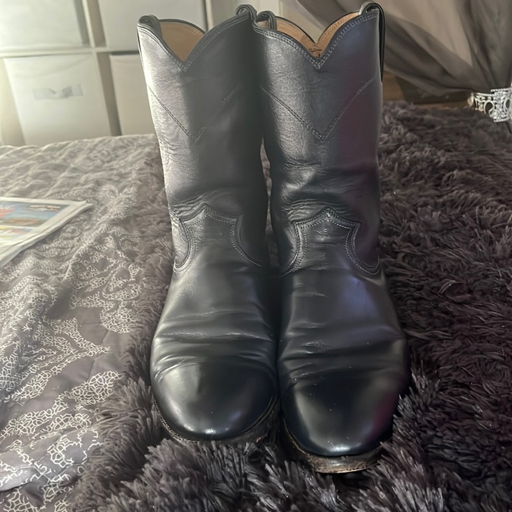 Pair of Justin boots in good shape won’t last long !